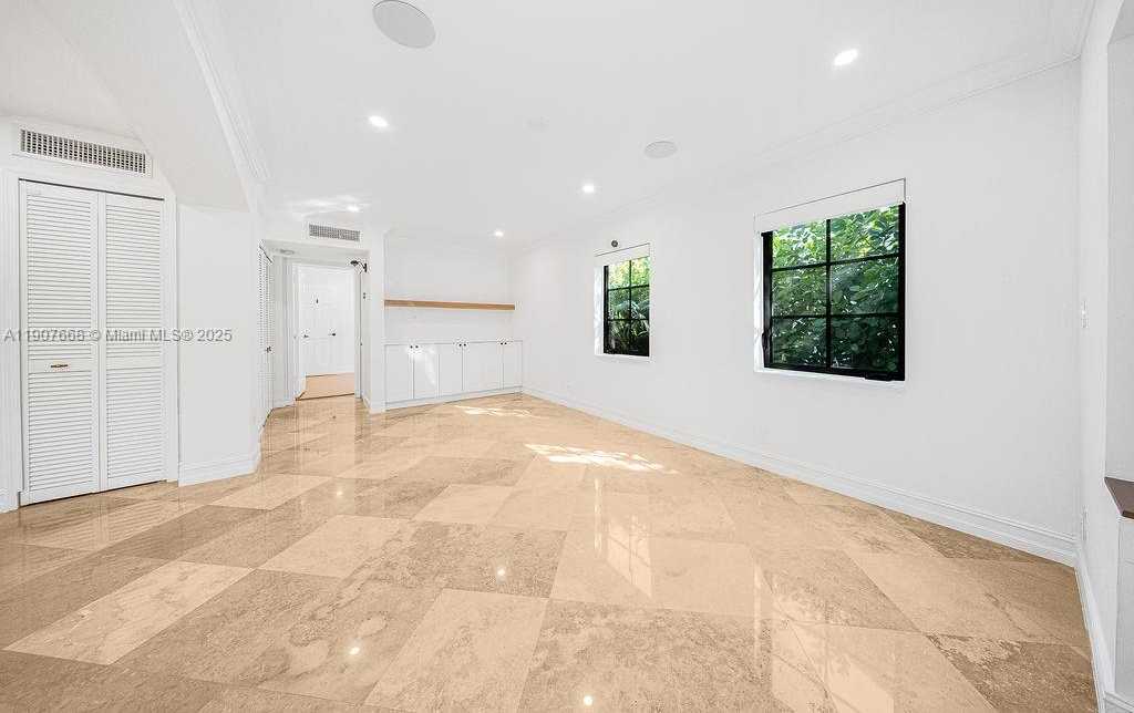 Small Image of Miami Number 9