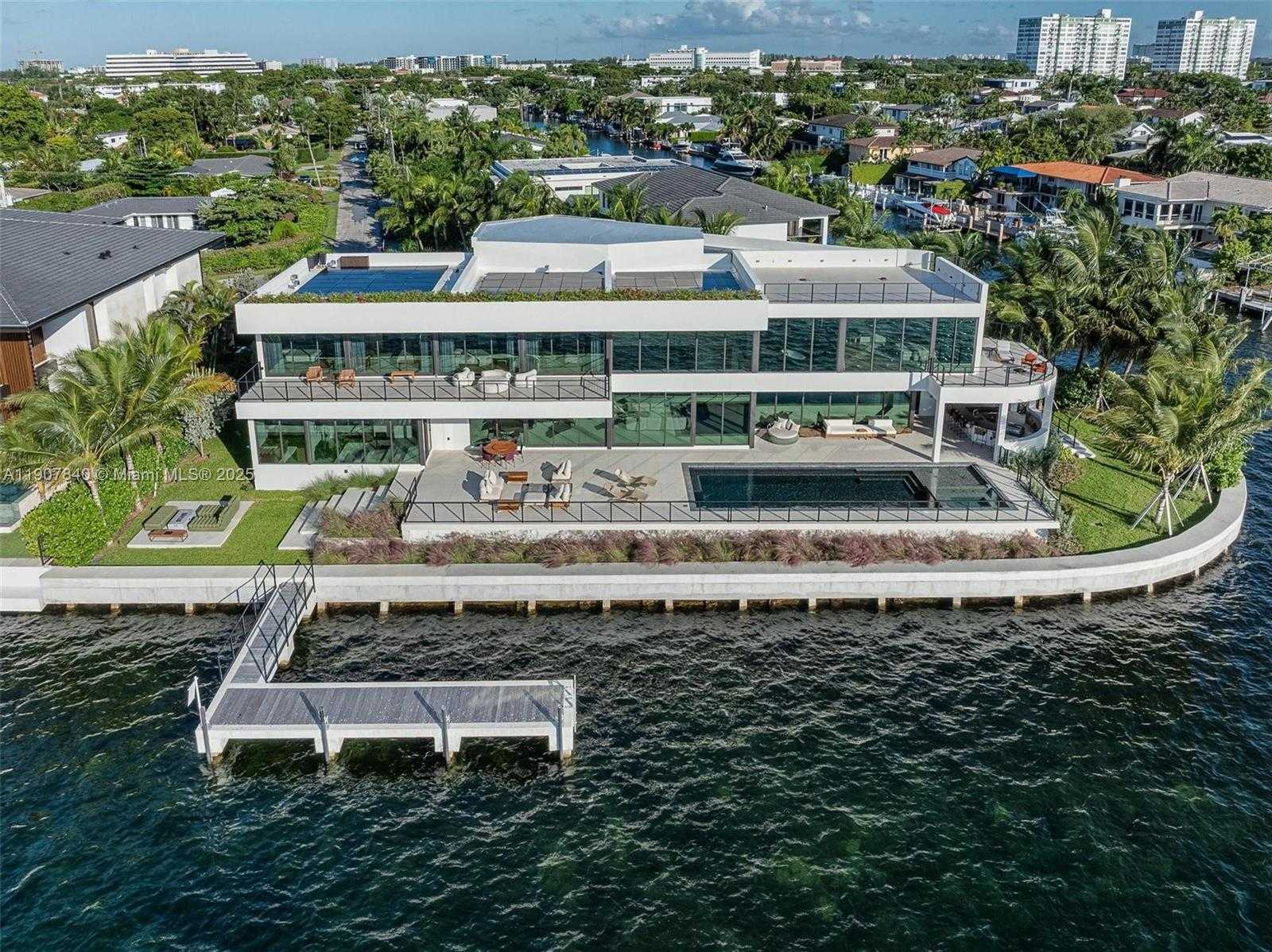Small Image of 11400 NORTH BAYSHORE DR, North Miami Number 1