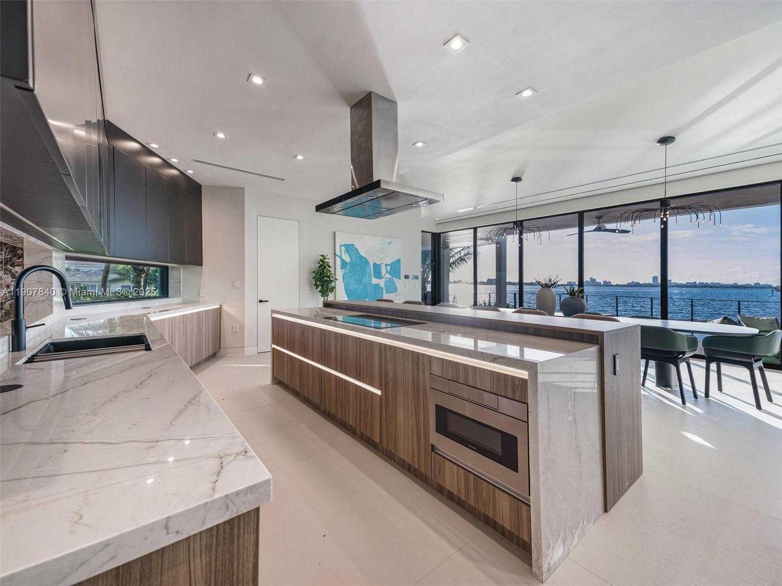 Small Image of 11400 NORTH BAYSHORE DR, North Miami Number 46