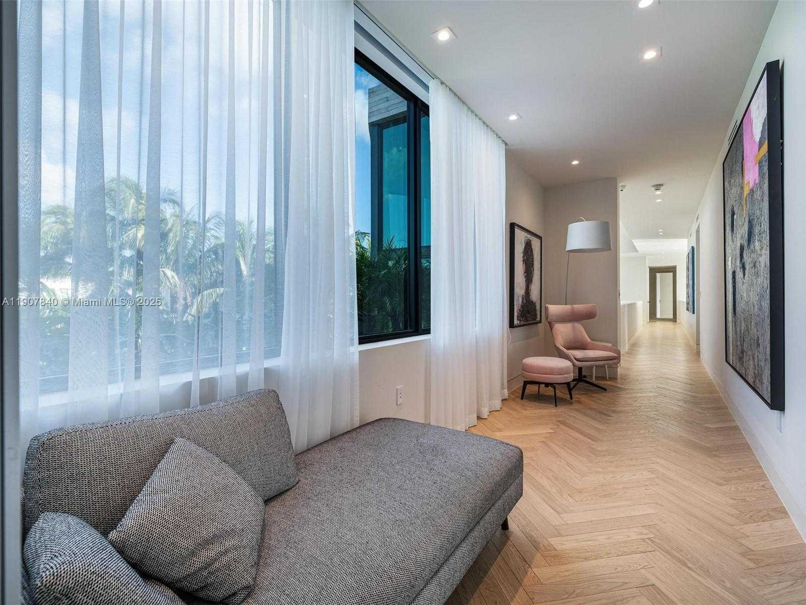 Small Image of 11400 NORTH BAYSHORE DR, North Miami Number 9