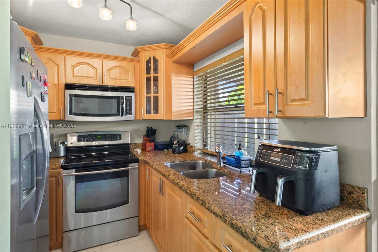 Small Image of 17214 NORTH WEST 66TH CT, Hialeah Number 10