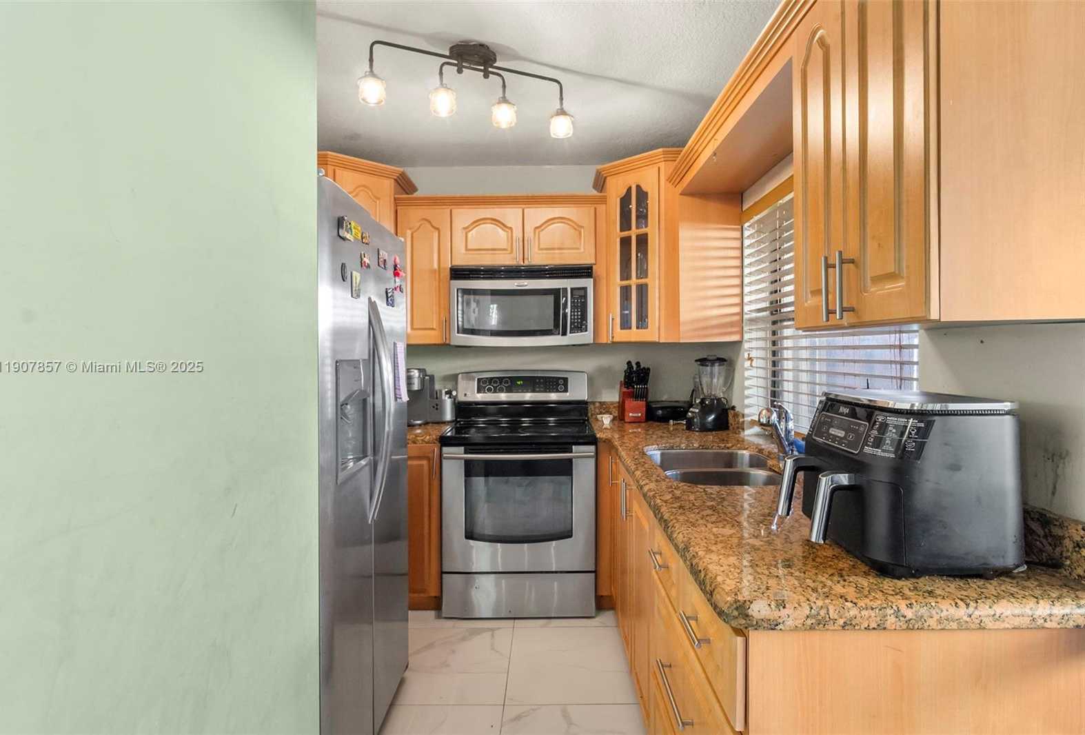 Small Image of 17214 NORTH WEST 66TH CT, Hialeah Number 11