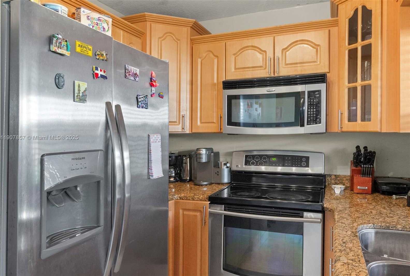 Small Image of 17214 NORTH WEST 66TH CT, Hialeah Number 12