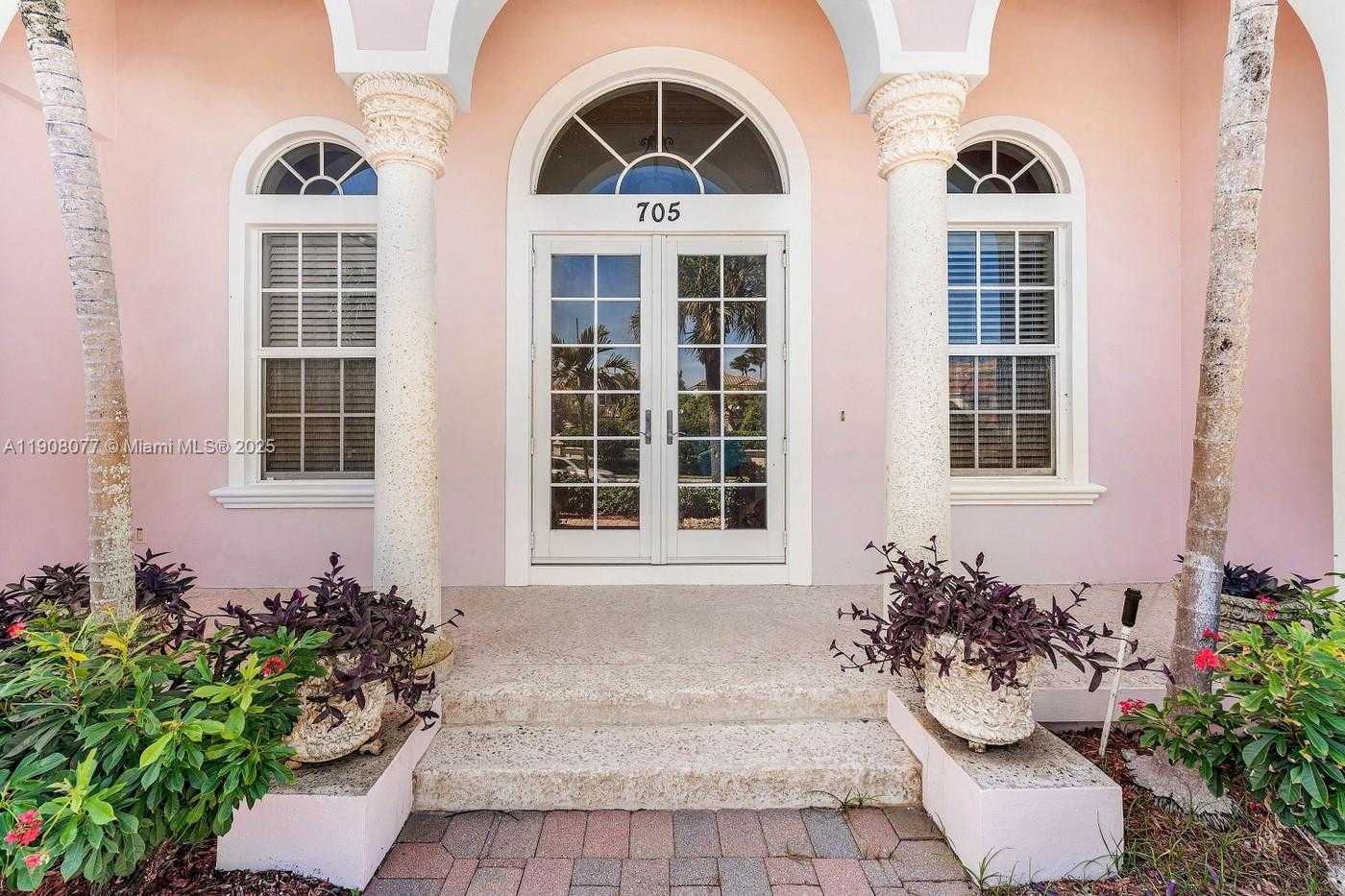 Small Image of 705 OCEAN DR, Juno Beach Number 1