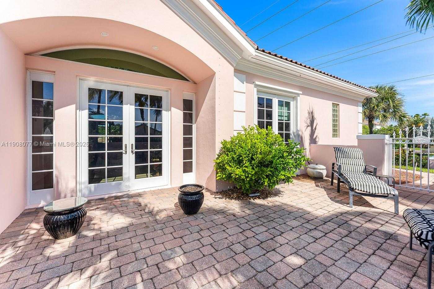 Small Image of 705 OCEAN DR, Juno Beach Number 4