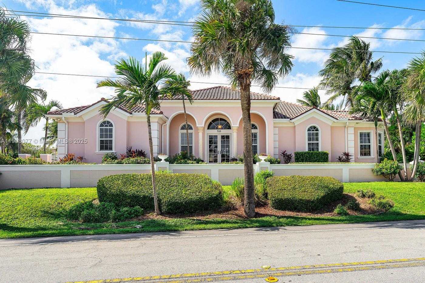 Small Image of 705 OCEAN DR, Juno Beach Number 6