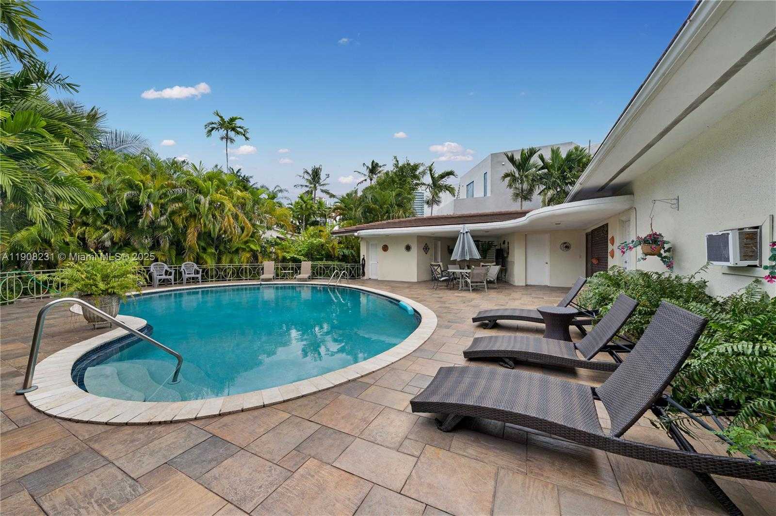 Small Image of 145 HARBOUR WAY, Bal Harbour Number 9