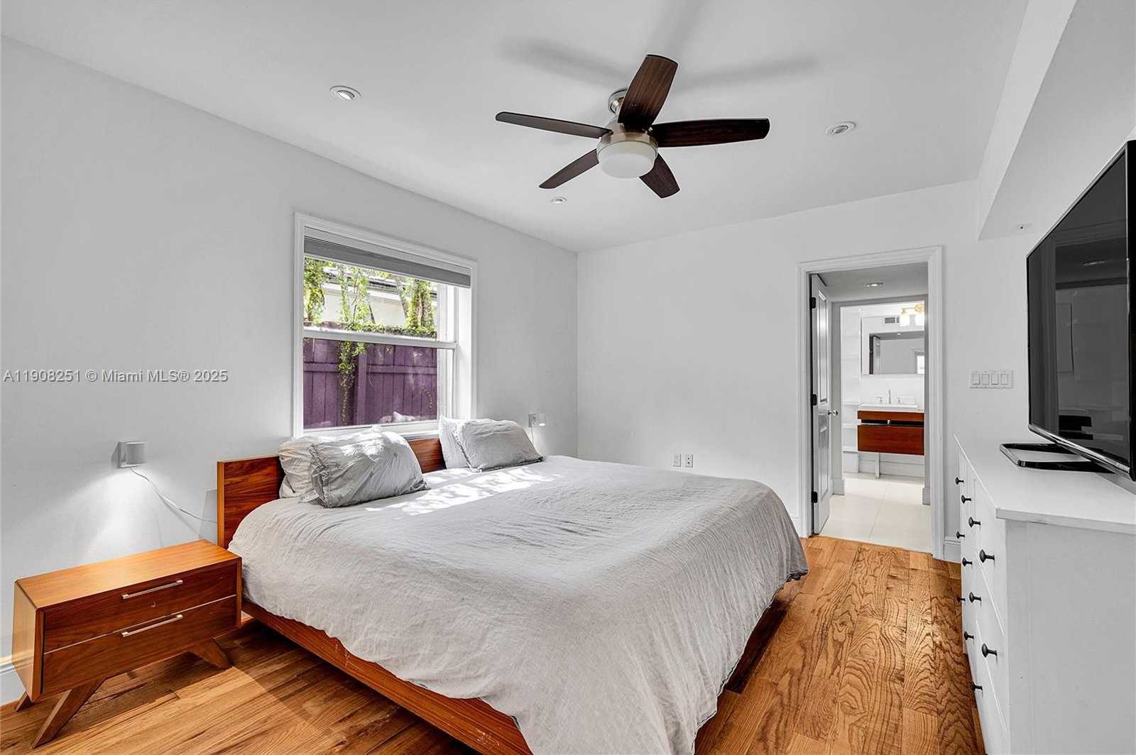 Small Image of 4150 VENTURA AVE, Miami Number 13