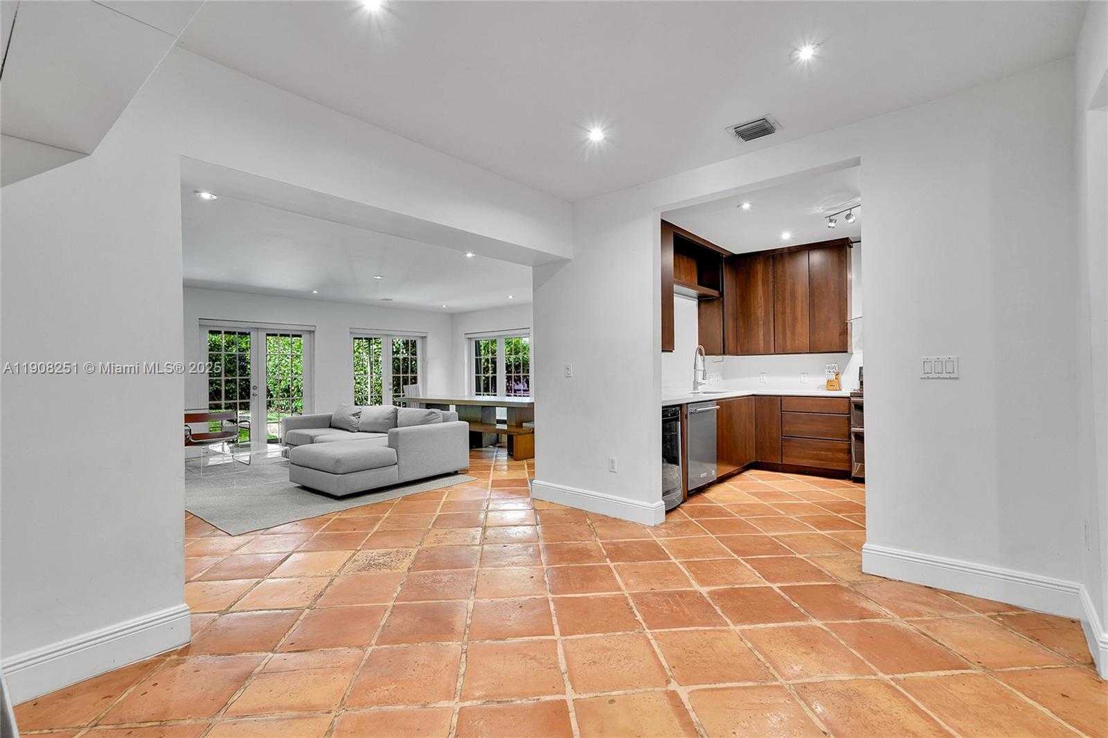 Small Image of 4150 VENTURA AVE, Miami Number 5