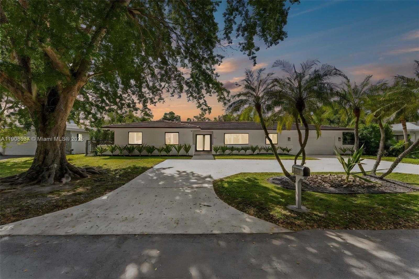 Small Image of 1460 CAMPAMENTO AVE, Coral Gables Number 2