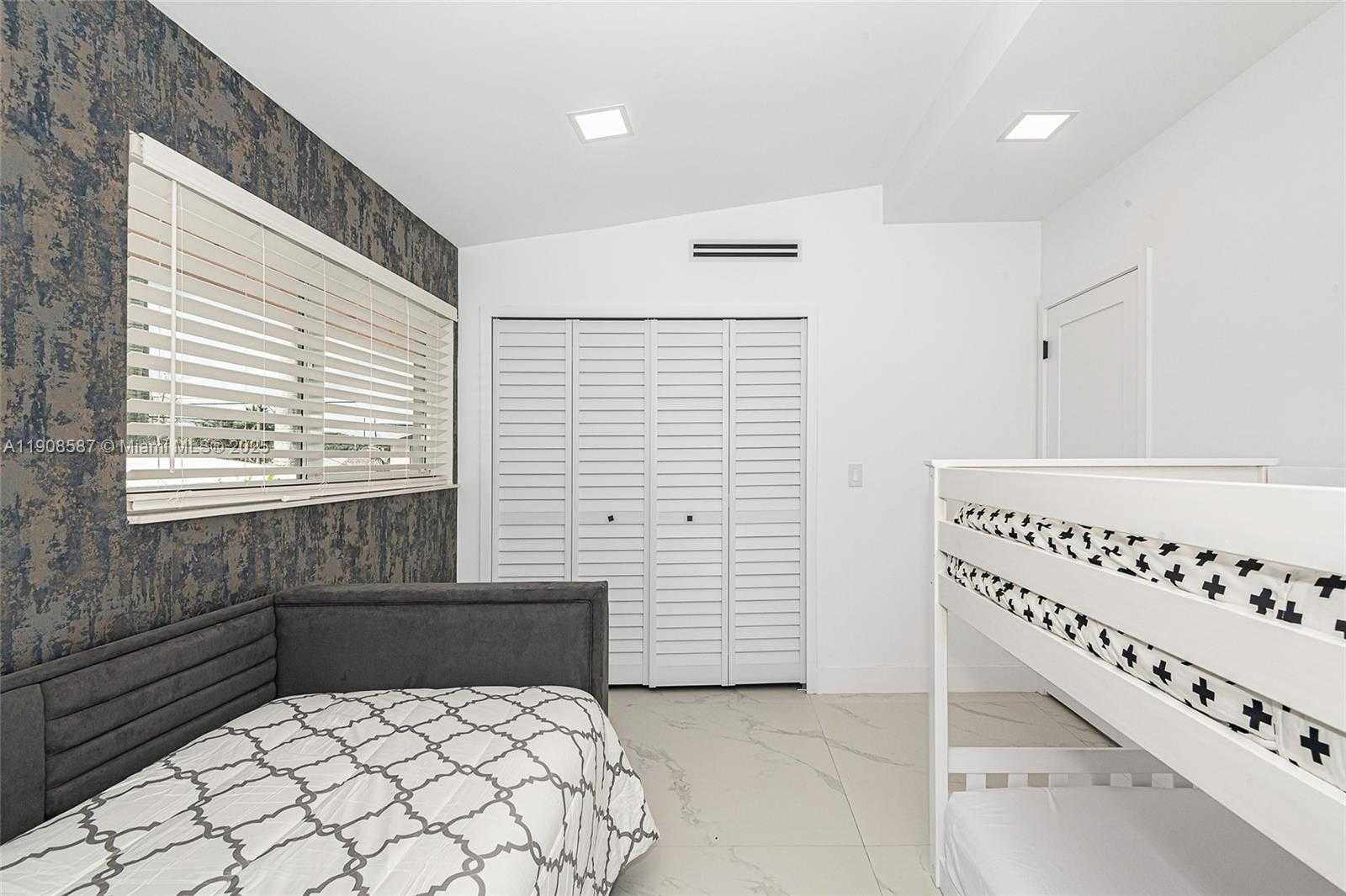 Small Image of 2436 2436 OKEECHOBEE LANE, Fort Lauderdale Number 43