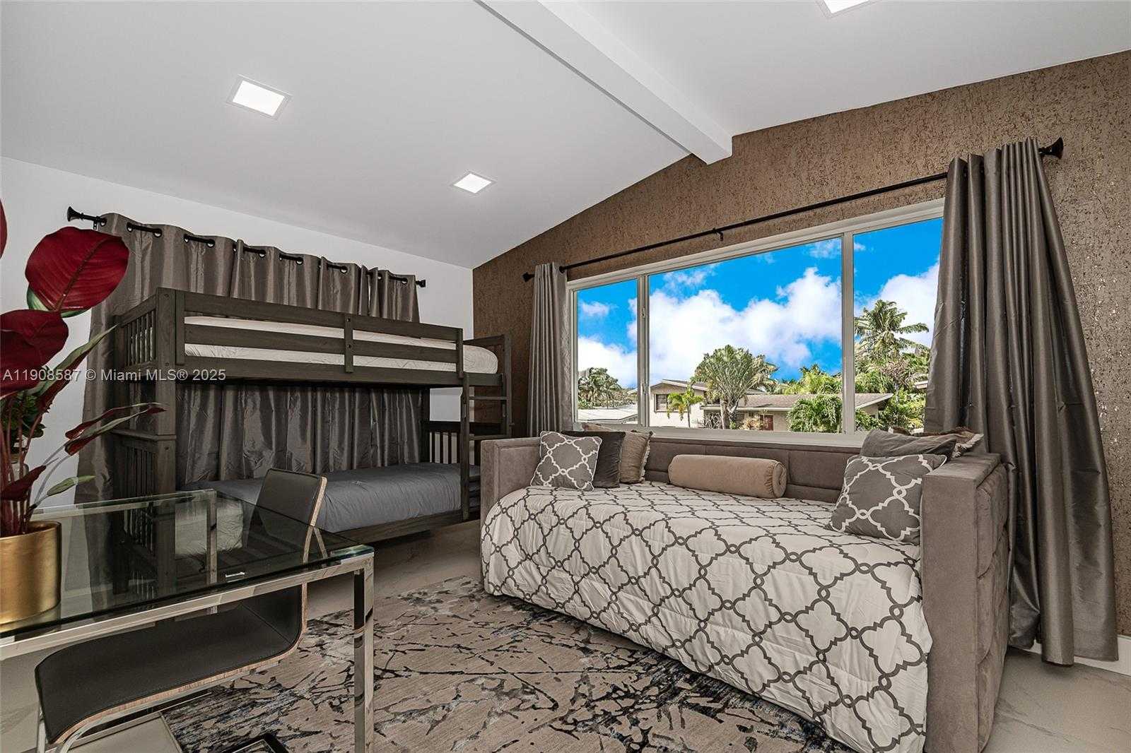 Small Image of 2436 2436 OKEECHOBEE LANE, Fort Lauderdale Number 45