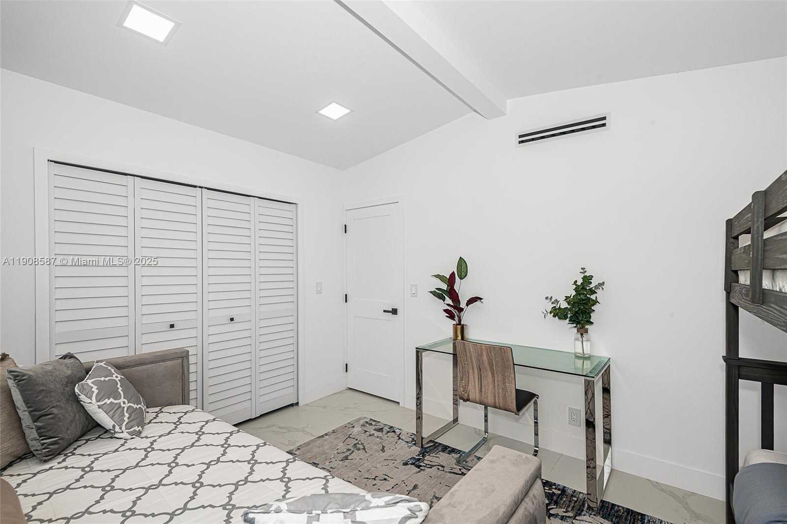 Small Image of 2436 2436 OKEECHOBEE LANE, Fort Lauderdale Number 47