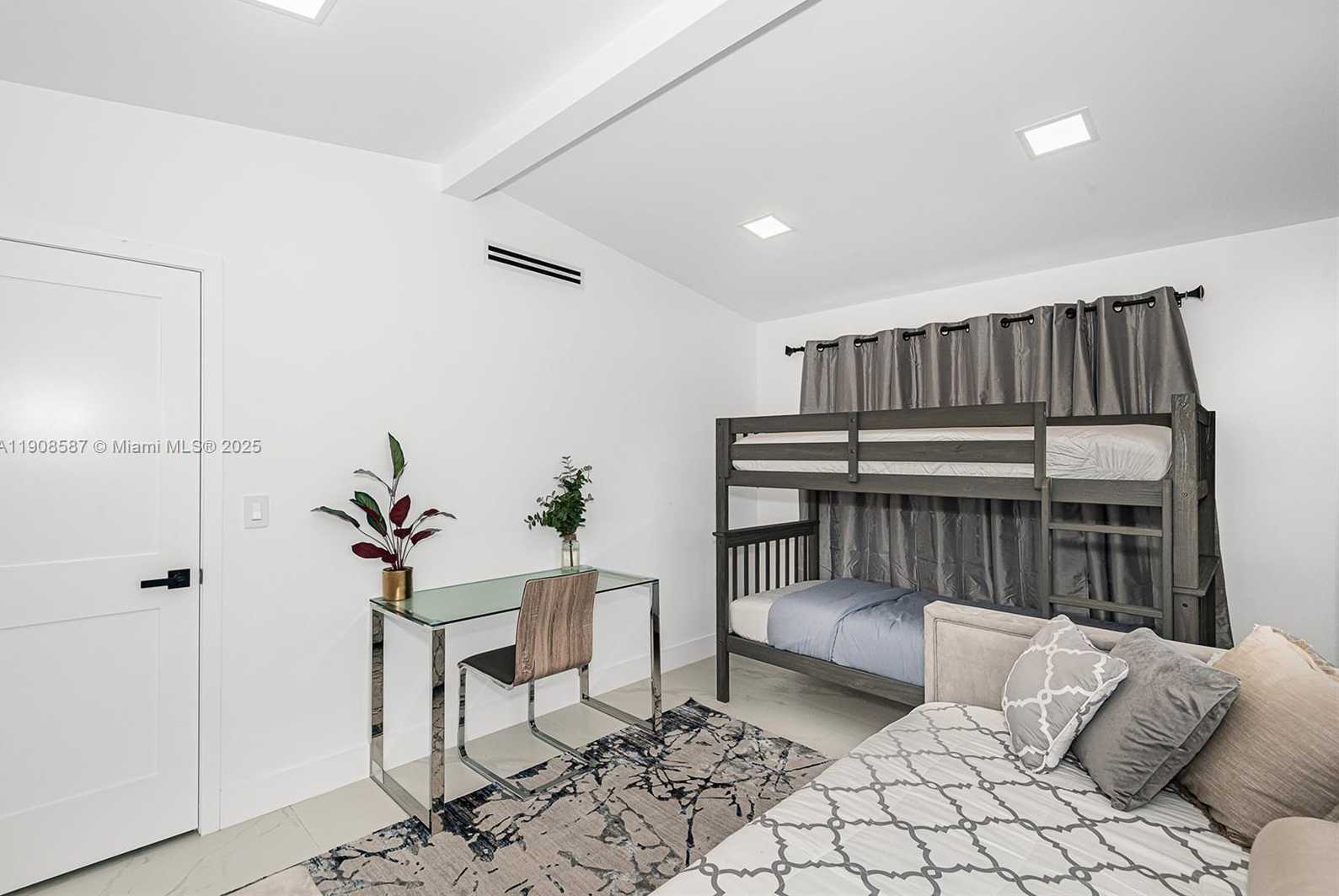 Small Image of 2436 2436 OKEECHOBEE LANE, Fort Lauderdale Number 48