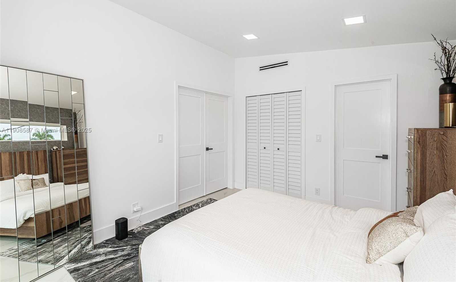 Small Image of 2436 2436 OKEECHOBEE LANE, Fort Lauderdale Number 53