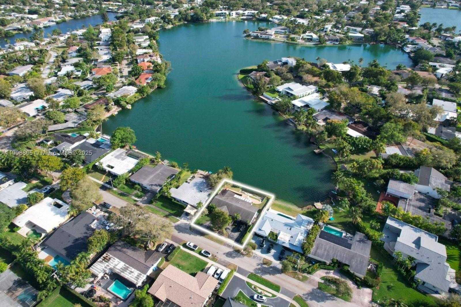 Small Image of 2010 NORTH EAST 196TH TER, North Miami Beach Number 21