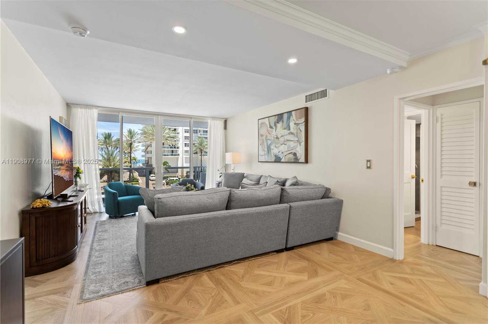 Small Image of 5700 COLLINS AVE #3A, Miami Beach Number 30