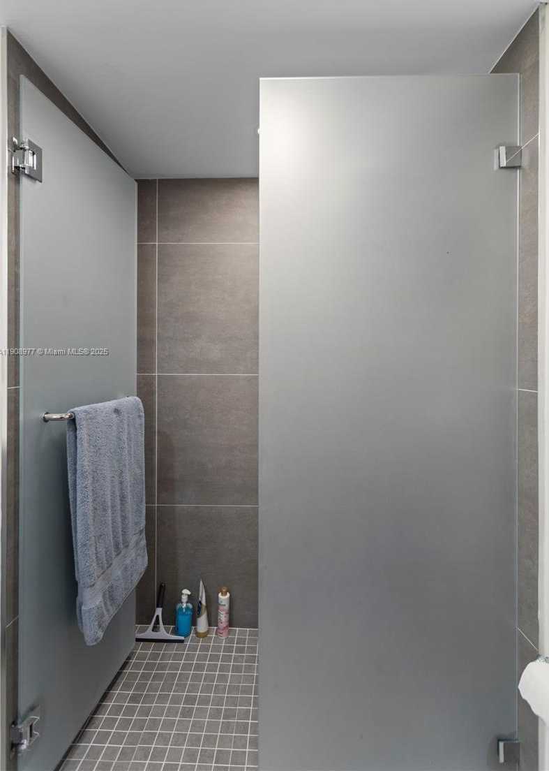 Small Image of 5700 COLLINS AVE #3A, Miami Beach Number 47