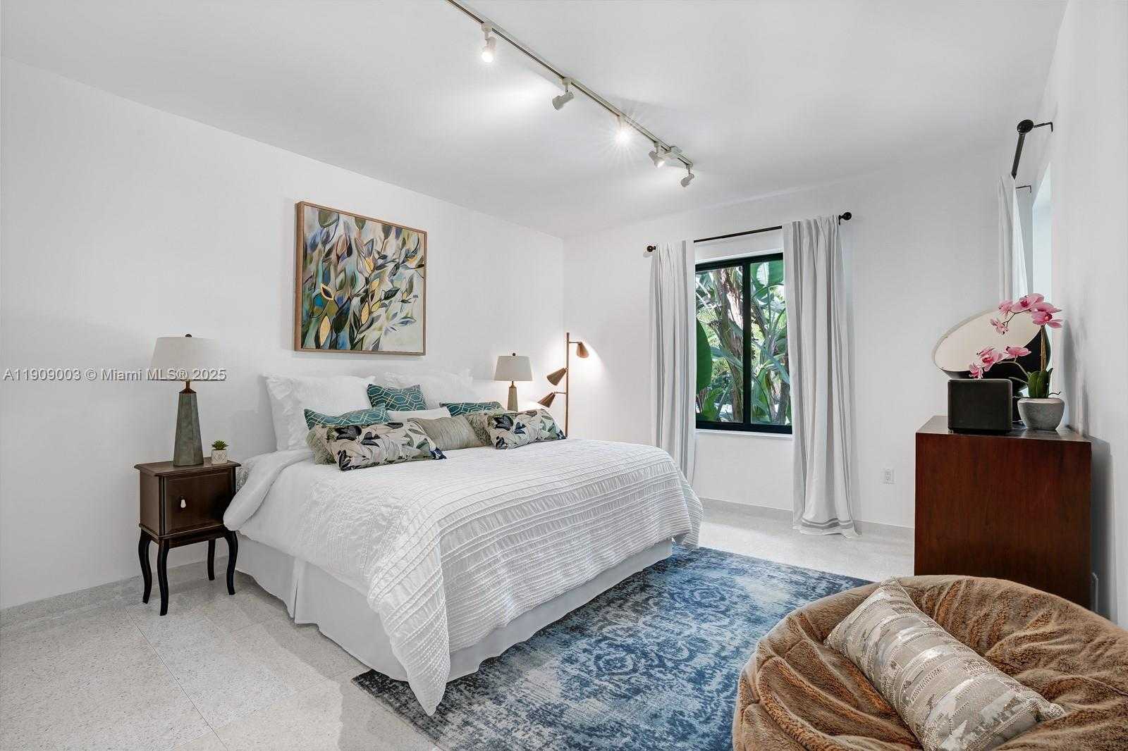 Small Image of 575 HIBISCUS LN, Miami Number 16