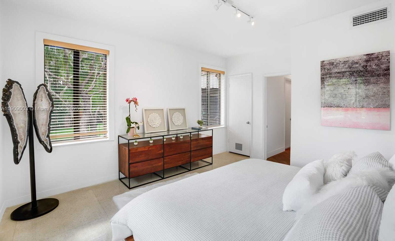 Small Image of 575 HIBISCUS LN, Miami Number 39