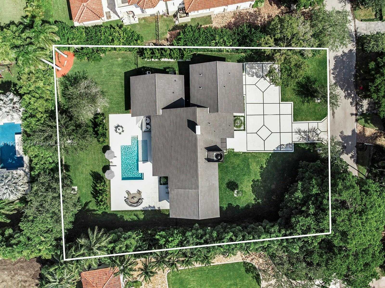 Small Image of 7910 LOS PINOS CIR, Coral Gables Number 1