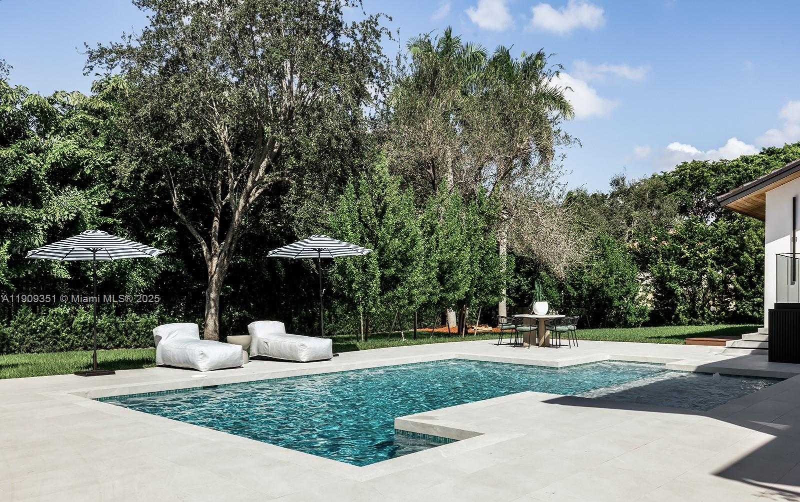 Small Image of 7910 LOS PINOS CIR, Coral Gables Number 21