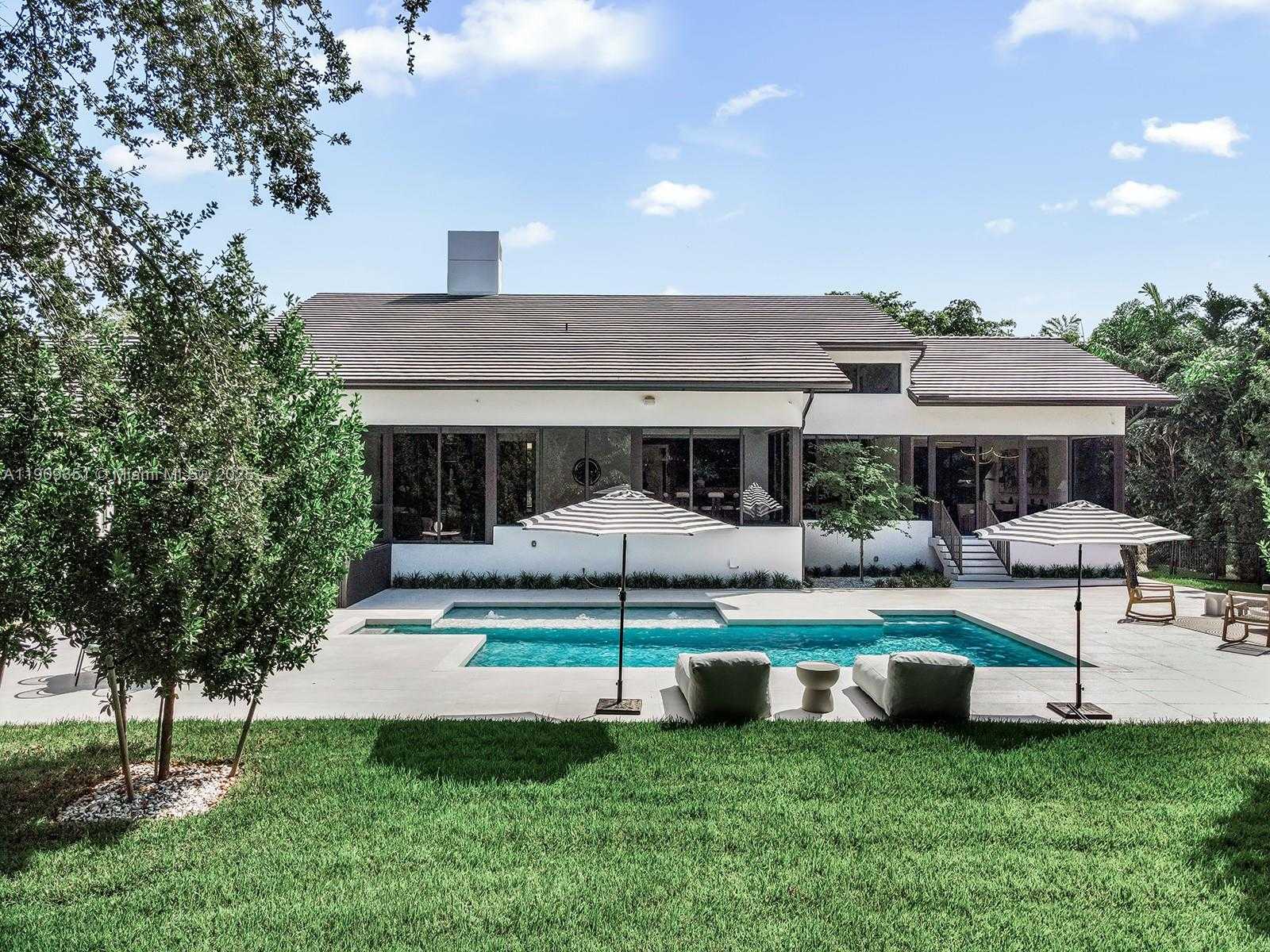 Small Image of 7910 LOS PINOS CIR, Coral Gables Number 3