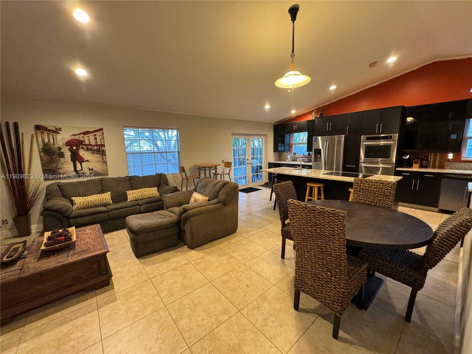 Small Image of 1411 SEAGRAPE CIR, Weston Number 2