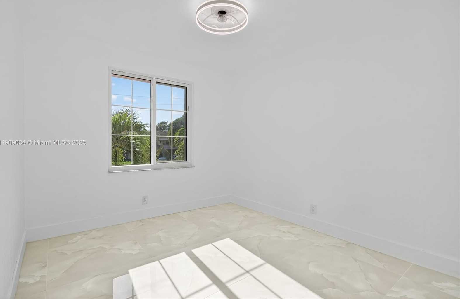 Small Image of 4456 CRYSTAL LAKE DR, Deerfield Beach Number 13