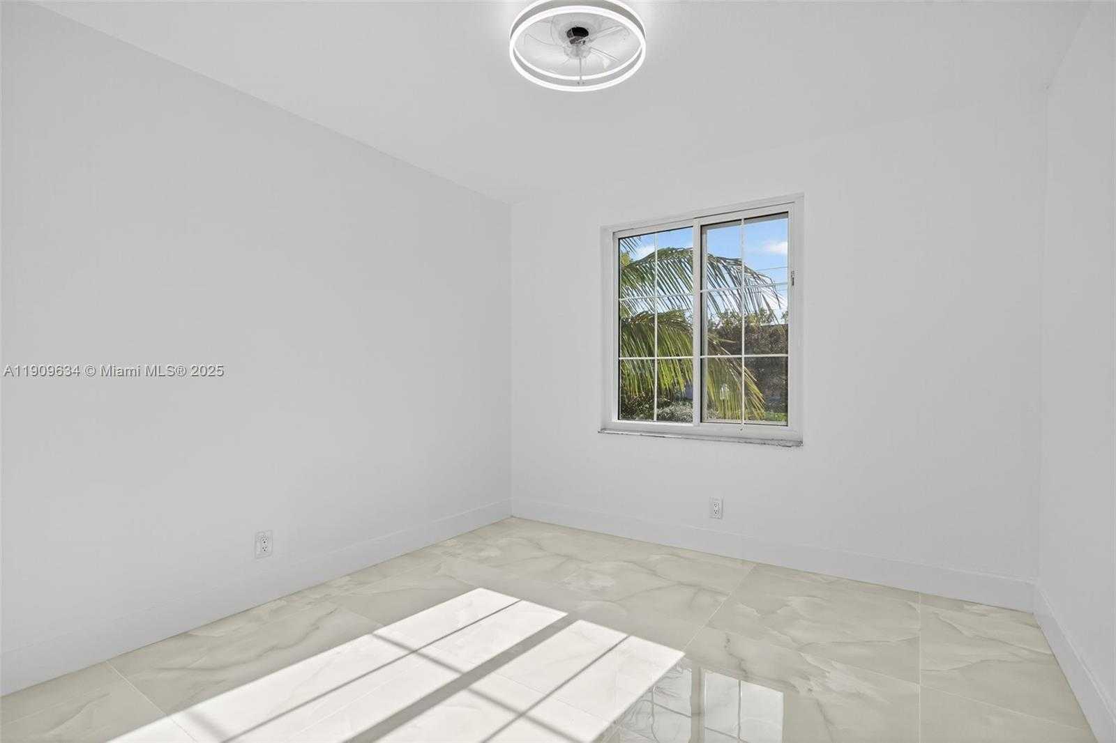 Small Image of 4456 CRYSTAL LAKE DR, Deerfield Beach Number 15
