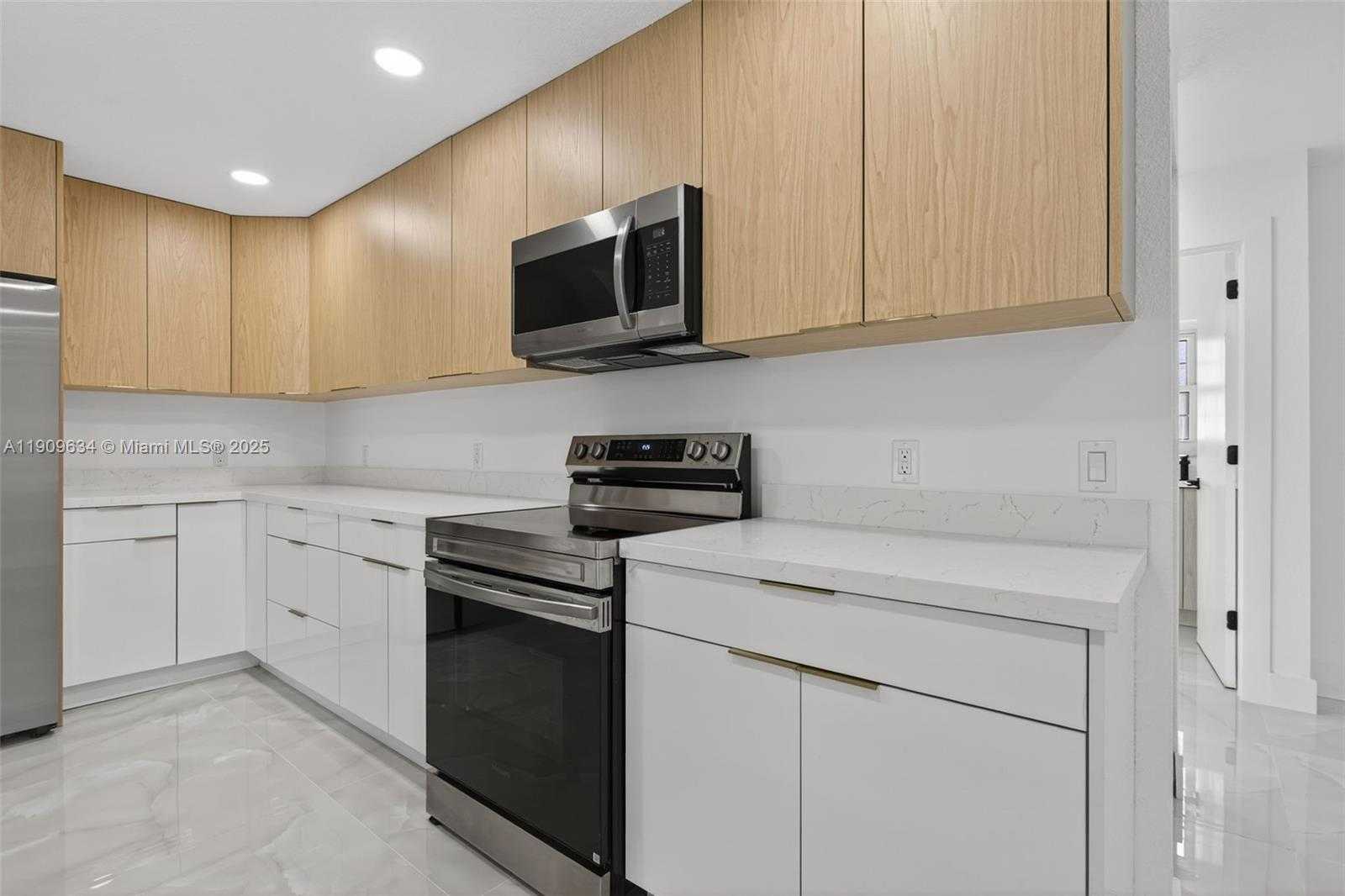 Small Image of 4456 CRYSTAL LAKE DR, Deerfield Beach Number 18