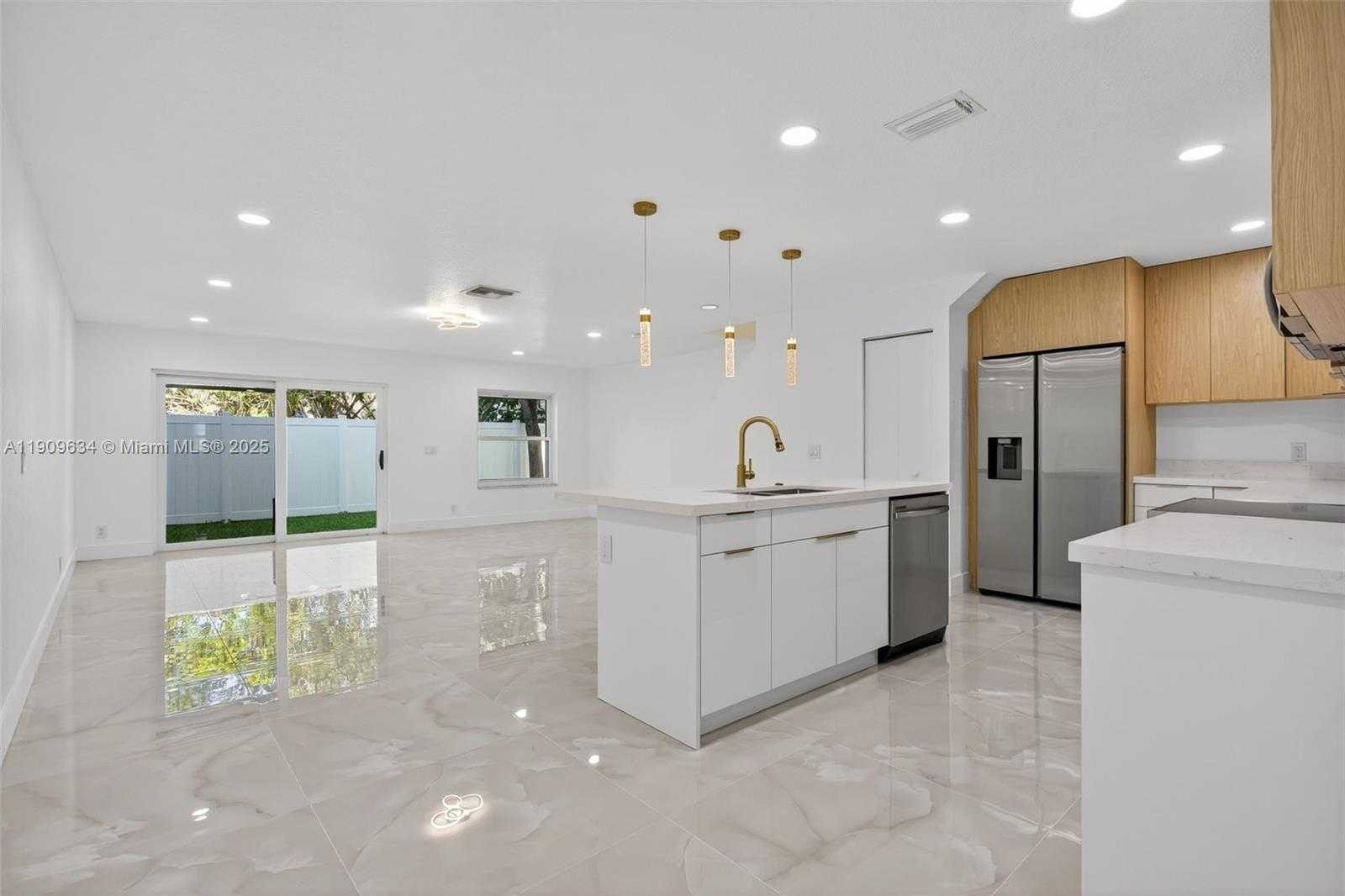 Small Image of 4456 CRYSTAL LAKE DR, Deerfield Beach Number 19