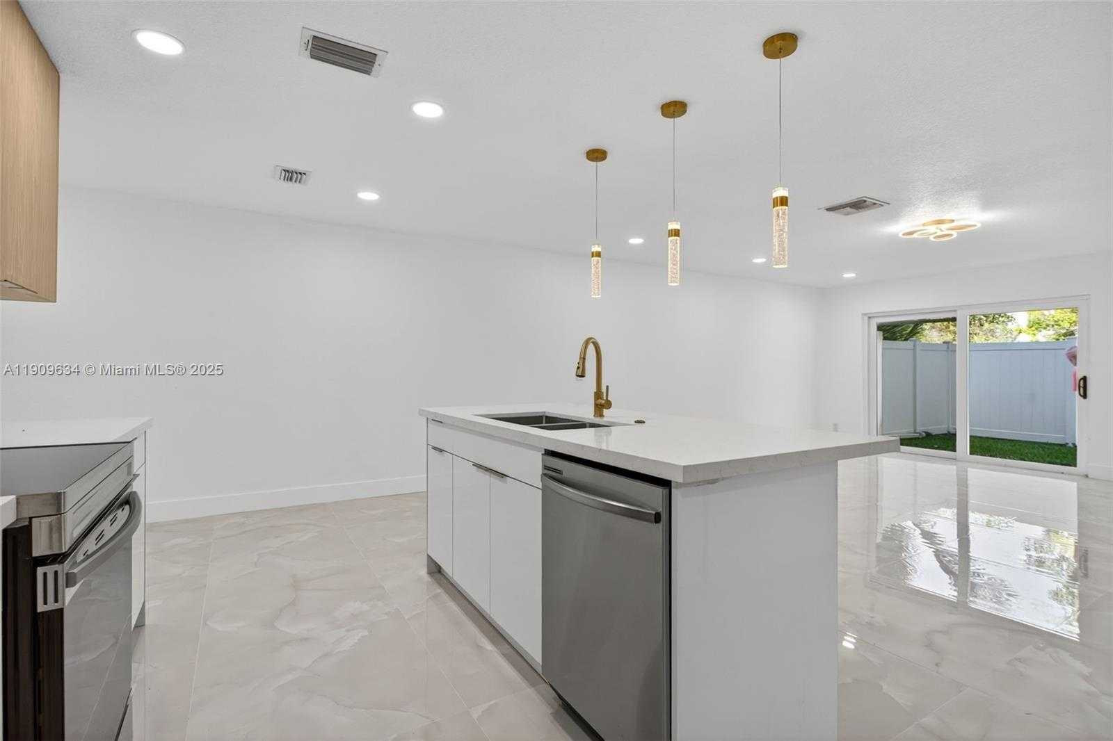 Small Image of 4456 CRYSTAL LAKE DR, Deerfield Beach Number 21