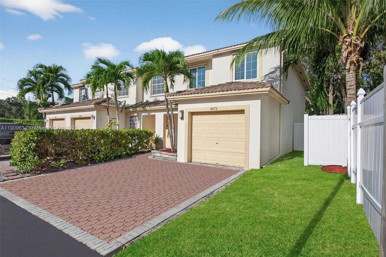 Small Image of 4456 CRYSTAL LAKE DR, Deerfield Beach Number 23