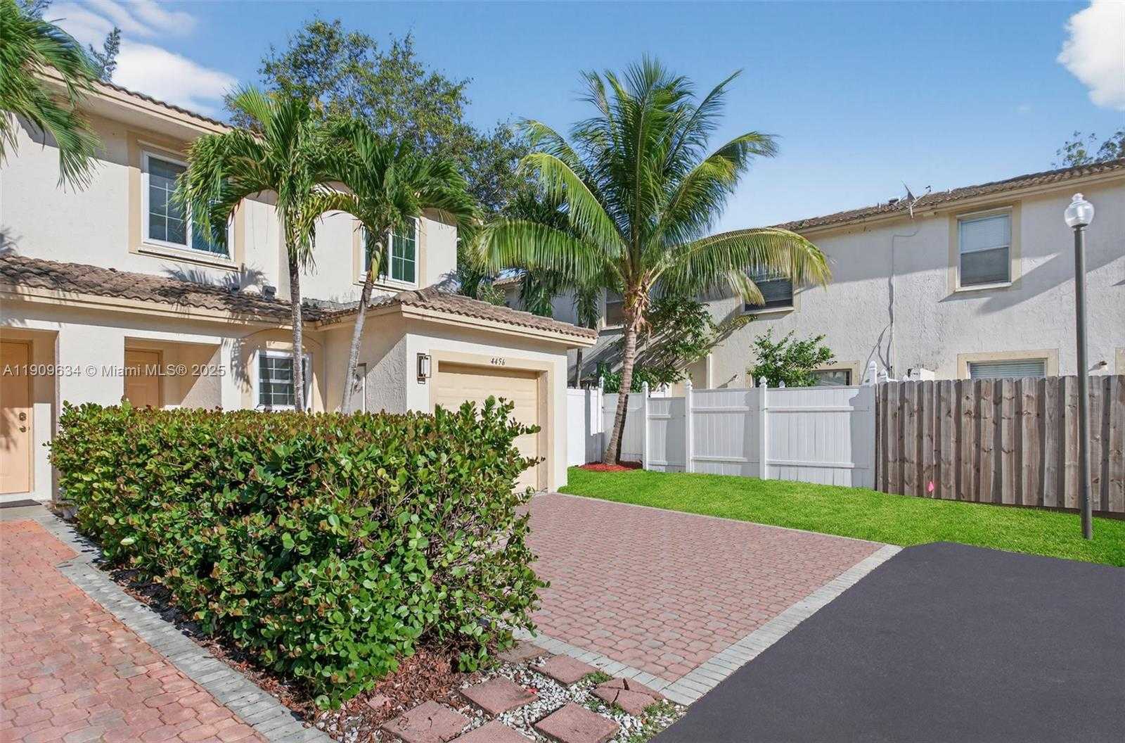Small Image of 4456 CRYSTAL LAKE DR, Deerfield Beach Number 24