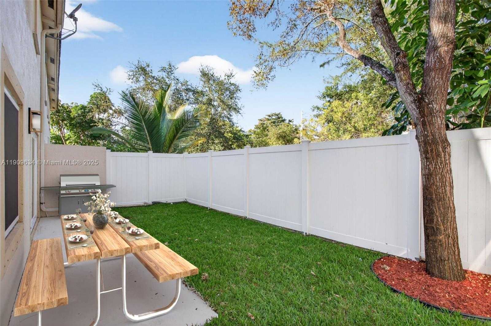 Small Image of 4456 CRYSTAL LAKE DR, Deerfield Beach Number 25