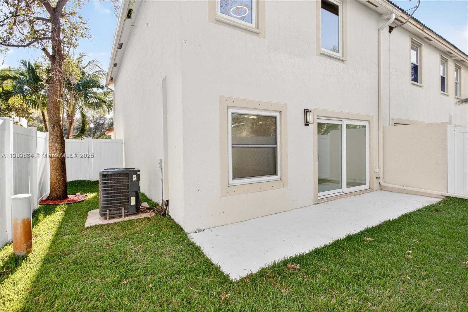 Small Image of 4456 CRYSTAL LAKE DR, Deerfield Beach Number 26