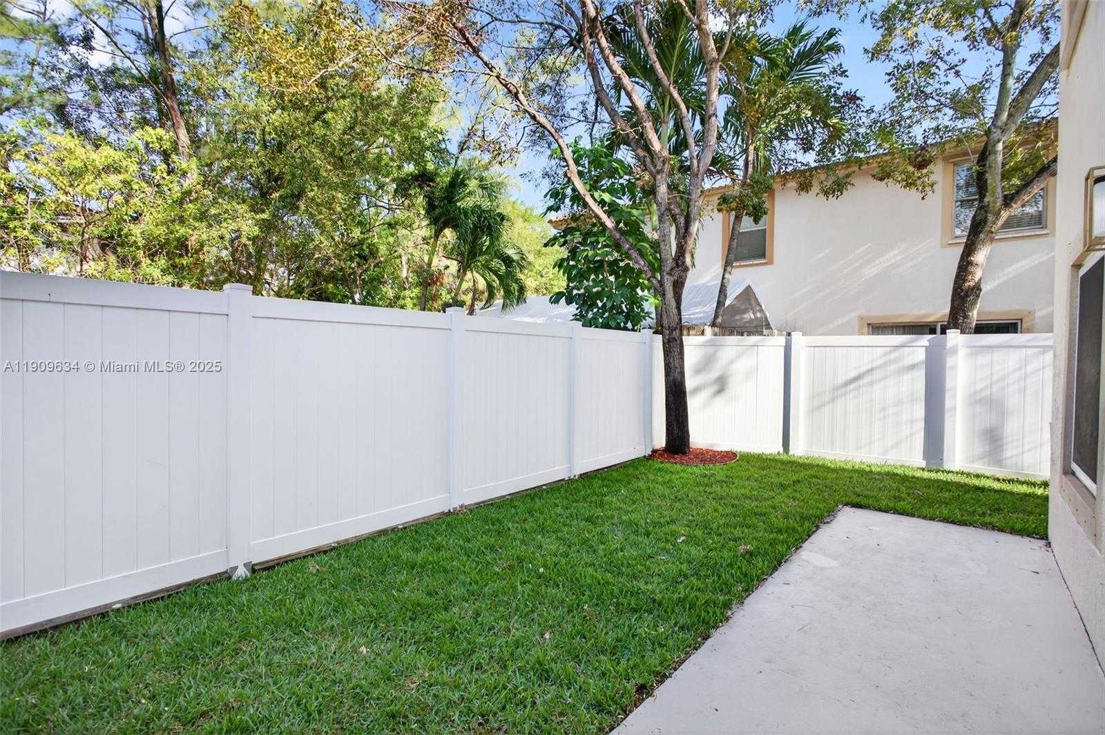 Small Image of 4456 CRYSTAL LAKE DR, Deerfield Beach Number 27