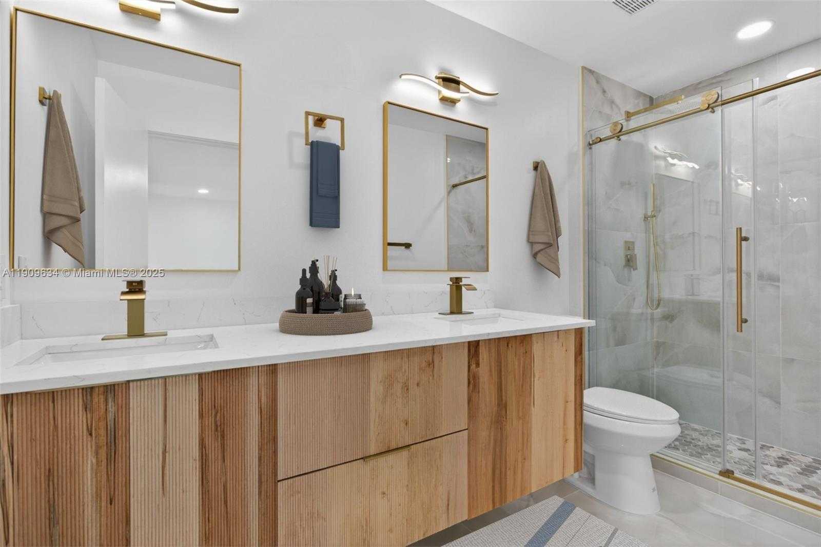 Small Image of 4456 CRYSTAL LAKE DR, Deerfield Beach Number 3