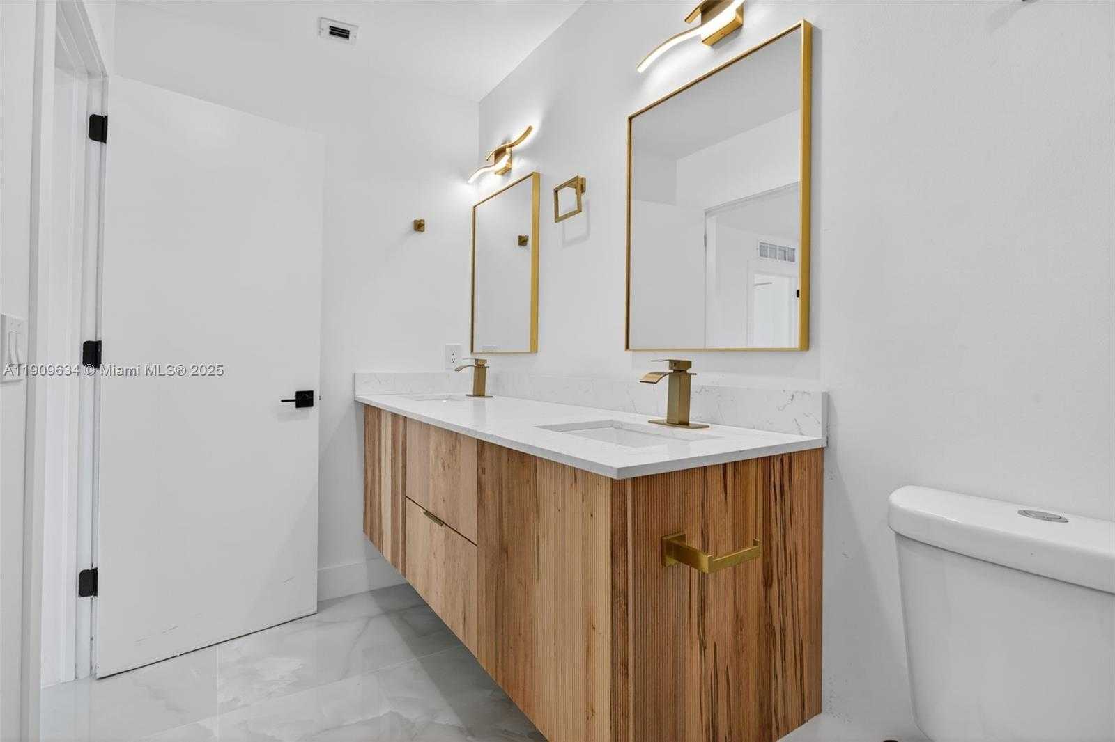 Small Image of 4456 CRYSTAL LAKE DR, Deerfield Beach Number 4