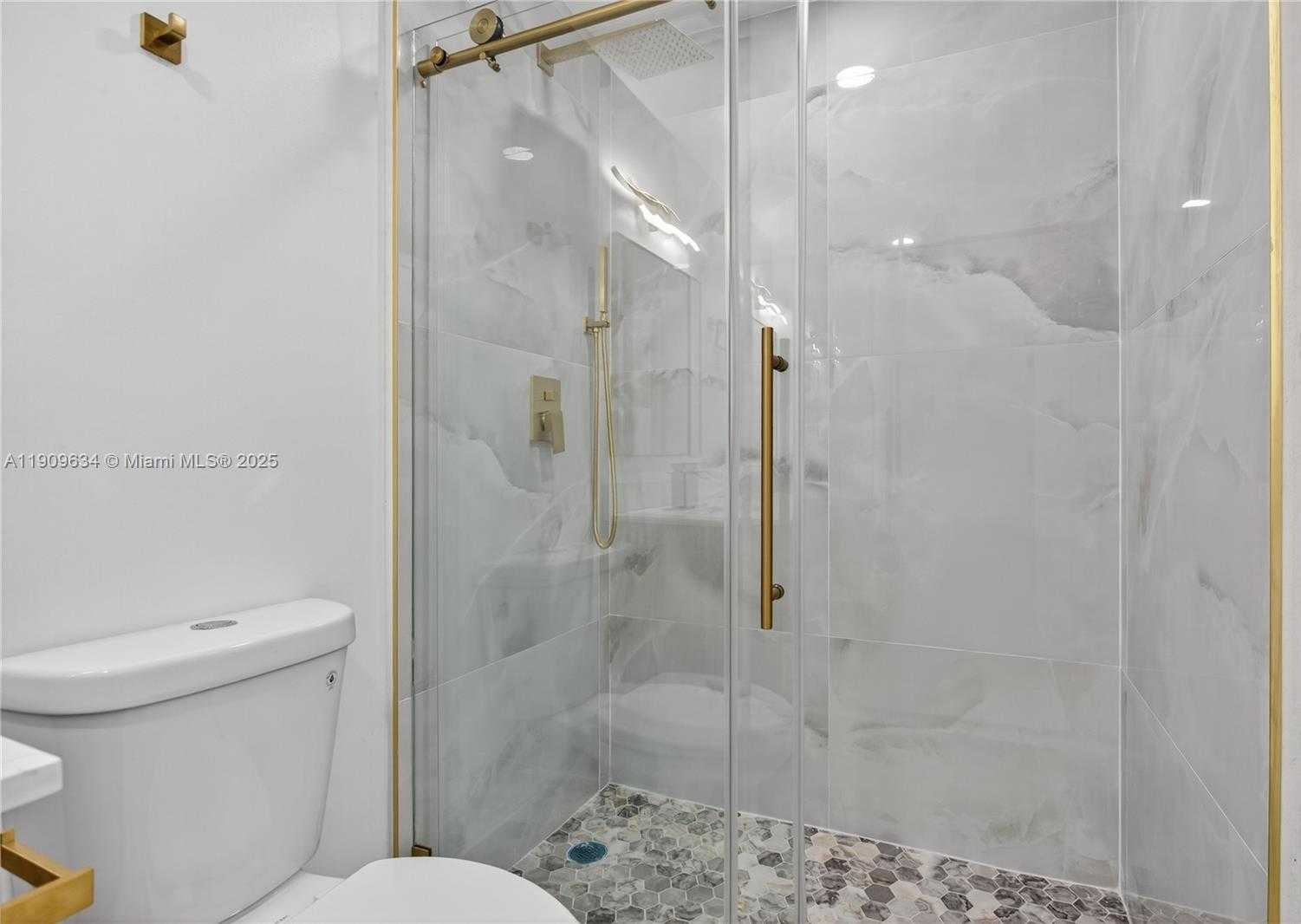 Small Image of 4456 CRYSTAL LAKE DR, Deerfield Beach Number 5