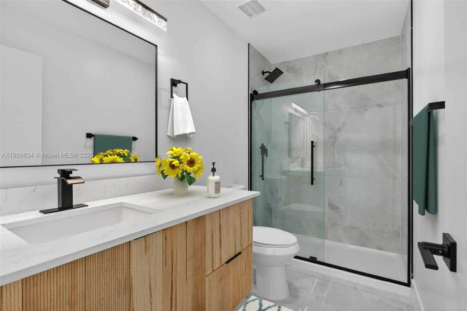 Small Image of 4456 CRYSTAL LAKE DR, Deerfield Beach Number 6