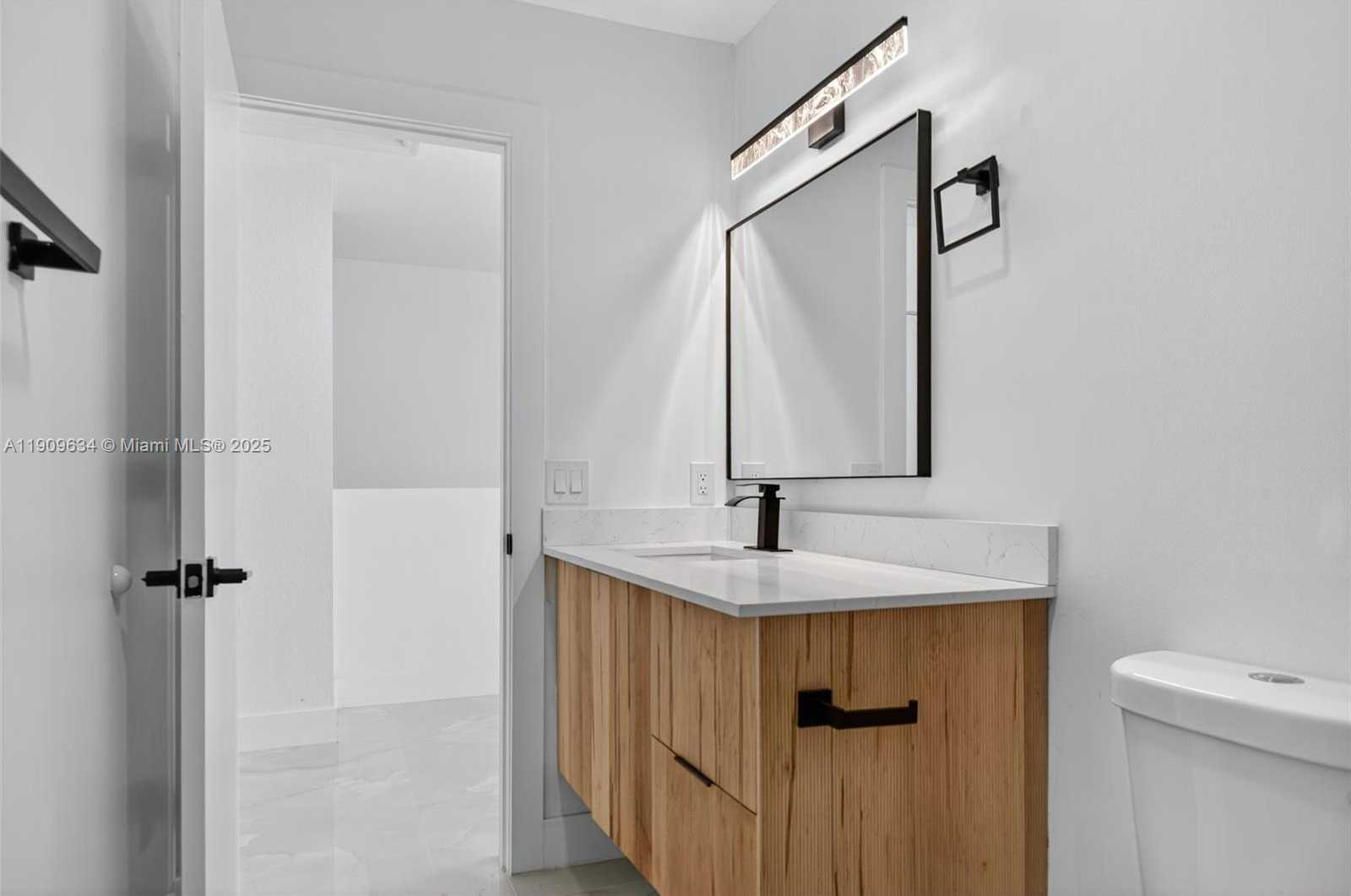 Small Image of 4456 CRYSTAL LAKE DR, Deerfield Beach Number 7