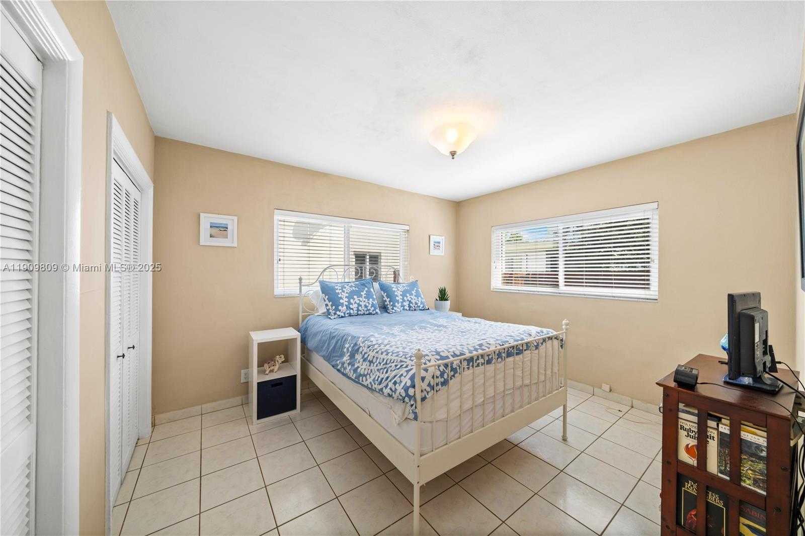 Small Image of 2010 CALAIS DR, Miami Beach Number 15