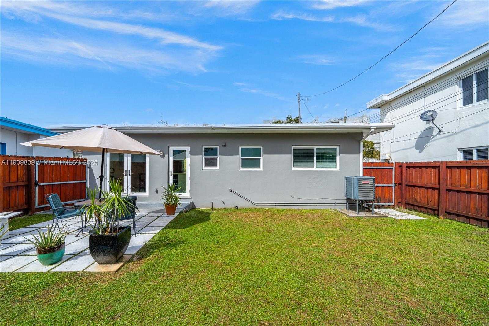 Small Image of 2010 CALAIS DR, Miami Beach Number 19