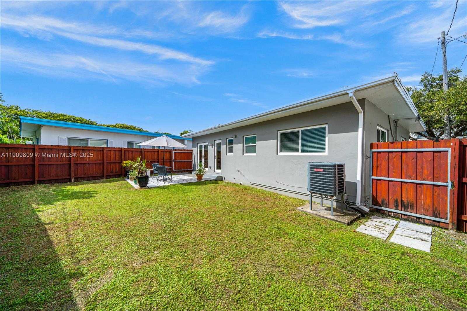 Small Image of 2010 CALAIS DR, Miami Beach Number 20