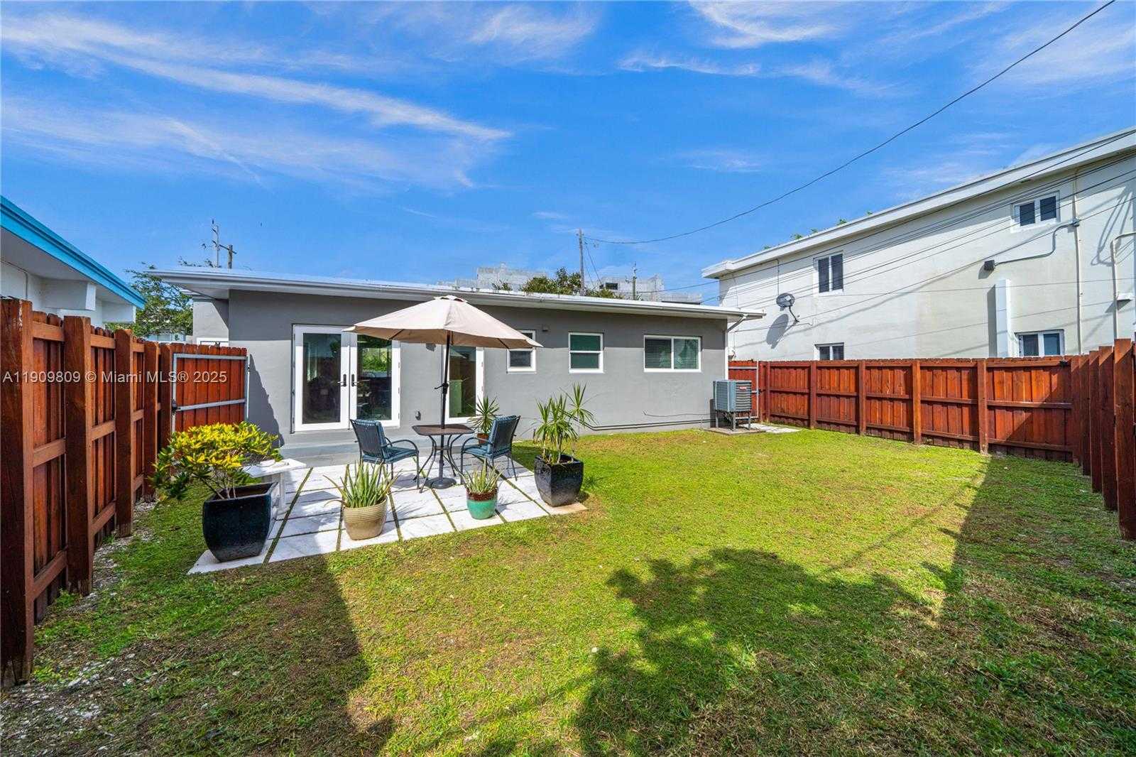 Small Image of 2010 CALAIS DR, Miami Beach Number 21