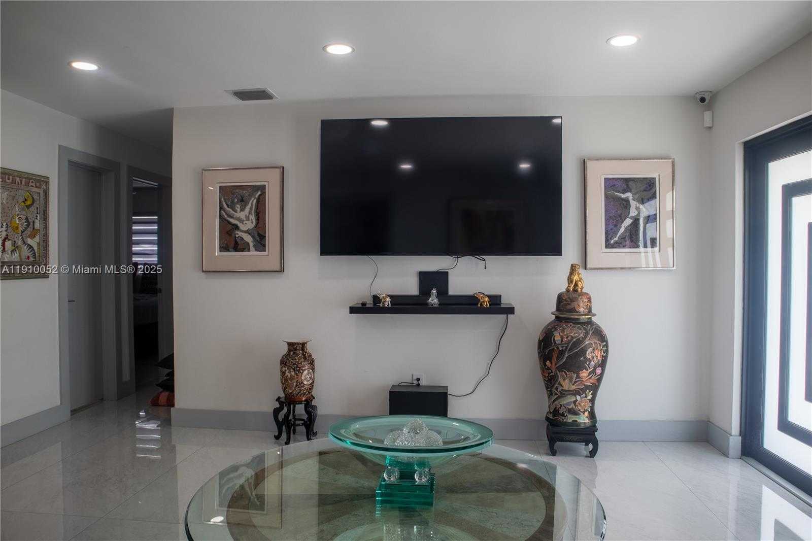 Small Image of 3541 SOUTH WEST 105TH CT, Miami Number 2