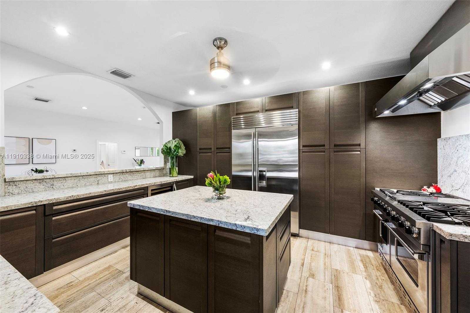 Small Image of 6300 ALLISON RD, Miami Beach Number 20