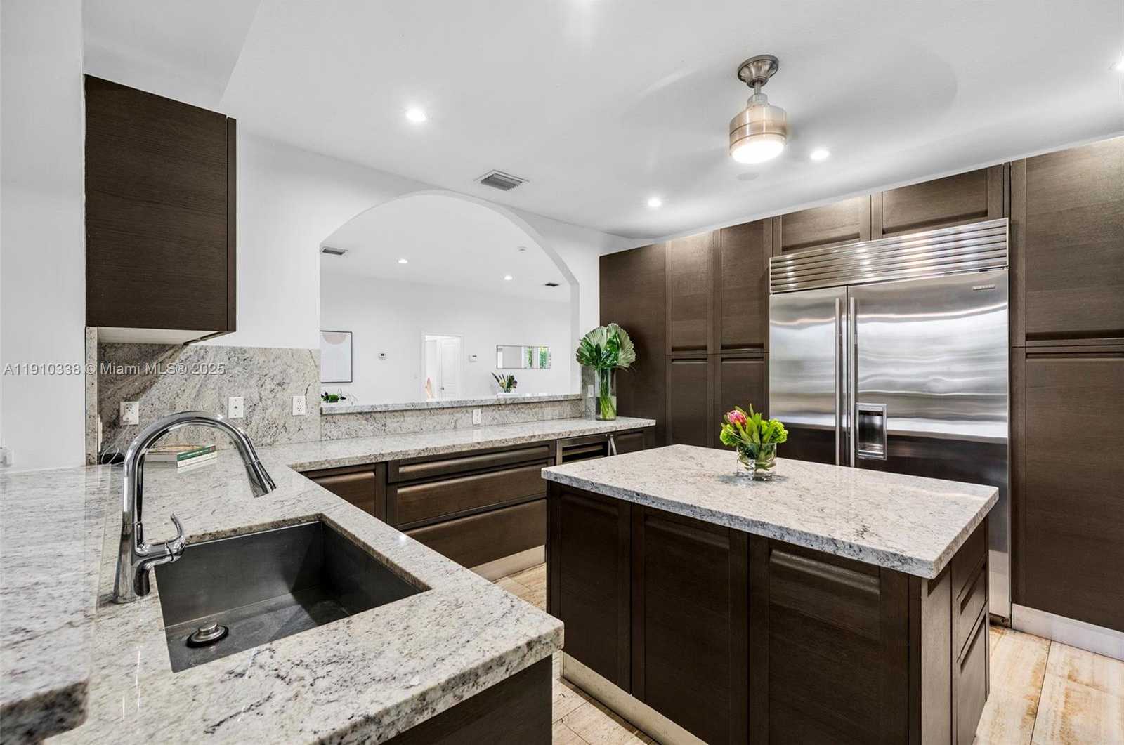 Small Image of 6300 ALLISON RD, Miami Beach Number 22